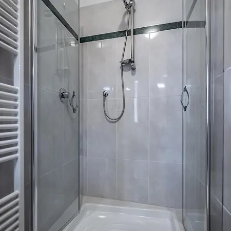 Yid Agnolo Three Bedroom In Apartment *