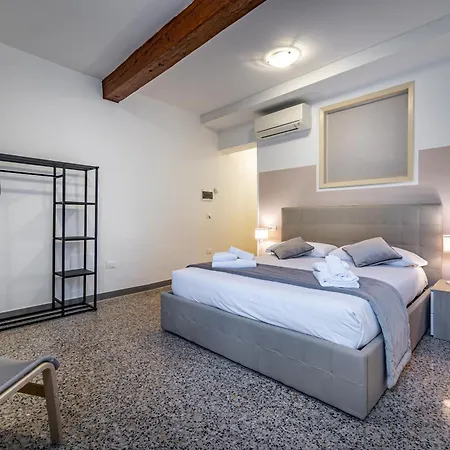Yid Agnolo Three Bedroom In Apartment *