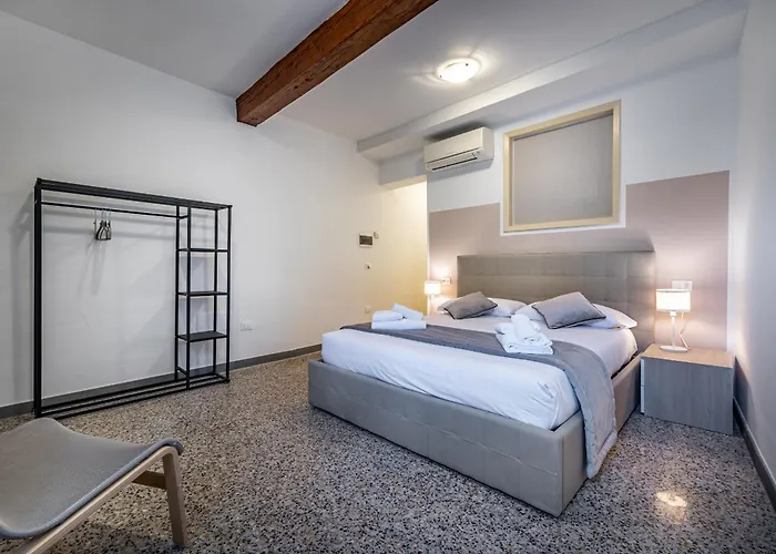 Yid Agnolo Three Bedroom In Apartamento *